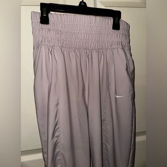 NWT Nike Women's Pants Taupe Gray M gym running athletic athleisure activewear - Picture 2 of 12